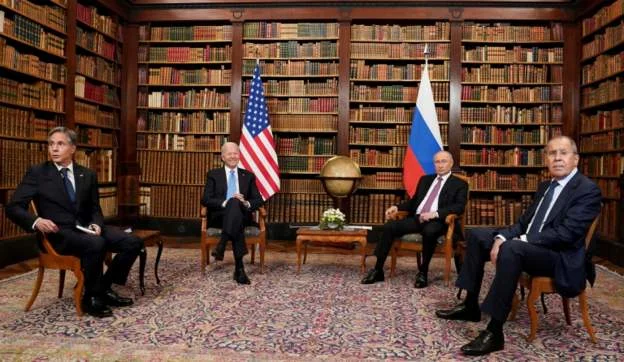 Skena kaotike në dhomën ku u takuan Putin me Biden mes gazetarëve amerikanë dhe rusë