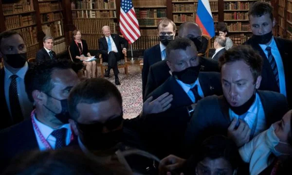 Pamje të kaosit në samitin Biden-Putin