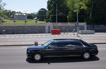 Olvídate del jeep de Albin: Putin asusta a Ginebra con el coche más 16 de Moscú