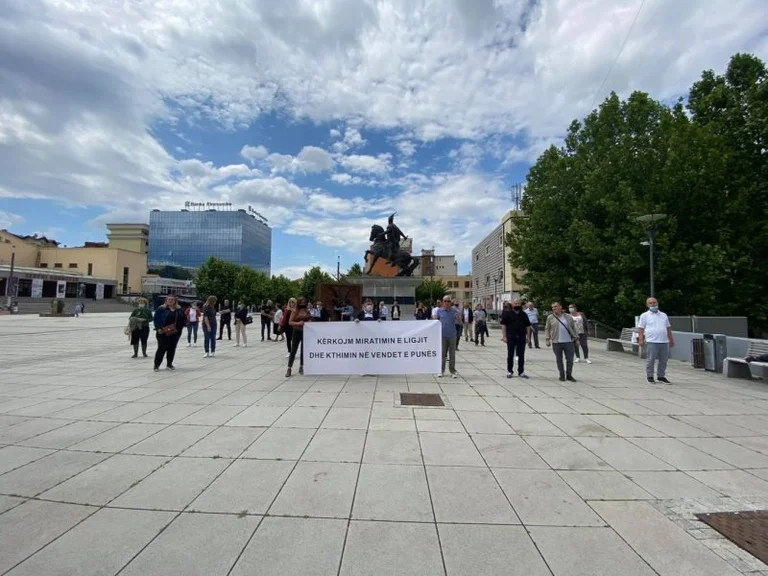 Protestojnë punëtorët e Lotarisë, kërkojnë miratimin e ligjit dhe kthimin në vendet e punës