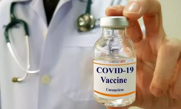 Efektet anësore që mund t’ju shfaqen pas dy dozave të vaksinës anti-Covid
