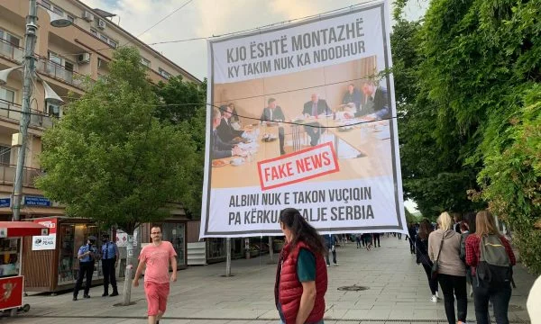 PSD-ja ironizon me ministrin e MPB-së: Edhe policia e zotëri Sveçlës po kujdeset që kjo pankartë të ruhet e të mos hiqet