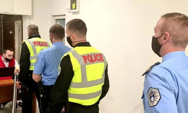 Fillon vaksinimi i zyrtarëve policorë