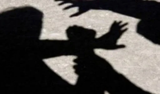 Rrahje mes dy vajzave në oborr të shkollës në Gjakovë (Video)