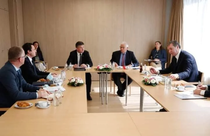 ‘Në dialog me pesë kushte: Tap në karrigen e kryeministrit, tap e lëshoi bajrakun”