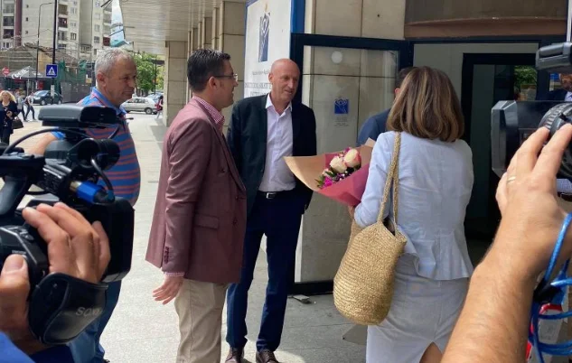 Mungon Sami Kurteshi: Anëtarët e tjerë të KQZ’së e përcjellin me lule Valdete Dakën