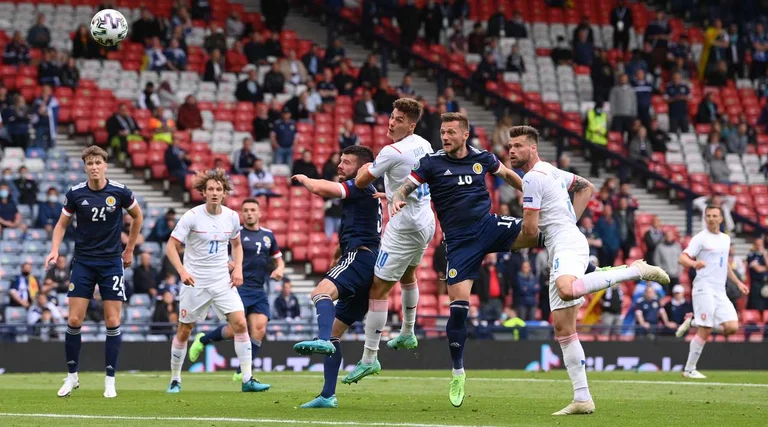 La magia de Patrick Schick para Escocia, Cheechia fácilmente triunfa en Glasgou
