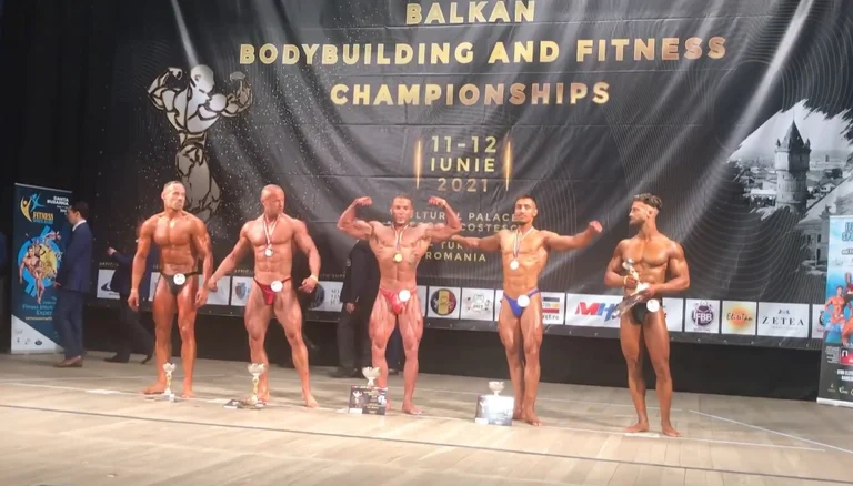 Garuesit kosovarë në bodybuilding shkëlqejnë në Rumani: Sjellin pesë medalje nga Kampionati Ballkanik
