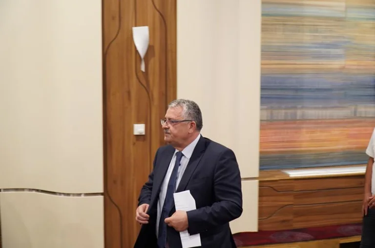 I shkarkuar po vazhdon që të kundërshtojë vendimin e Kryesisë, thirrjes së Veliut i përgjigjen vetëm katër persona