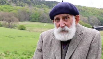El agricultor de 84 años que nunca había oído hablar de YouTube accidentalmente se convierte en una estrella de YouTube