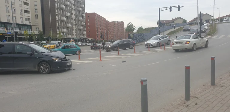 Dy vetura në lëvizje përplasen në “Rrugën B”: Një person mbetet me plagë