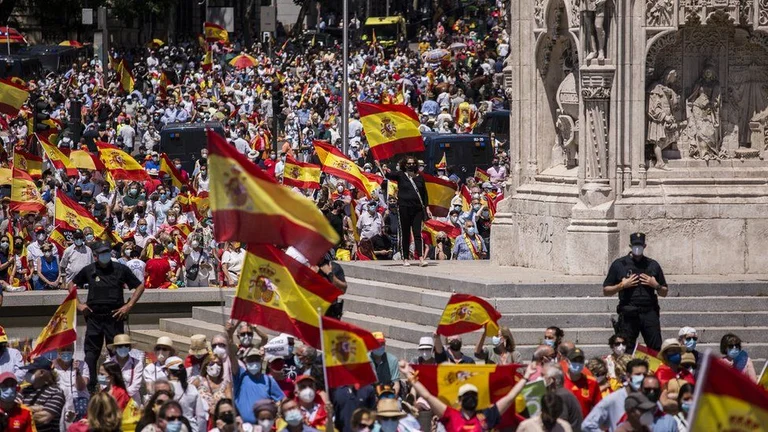 Spanja falë 12 liderët katalanas që organizuan referendumin famëkeq: Protesta masive në Madrid