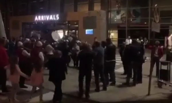 U kthye në Kosovë pas 29 vjetësh, mërgimtari pritet në Aeroport me surle e tupanë