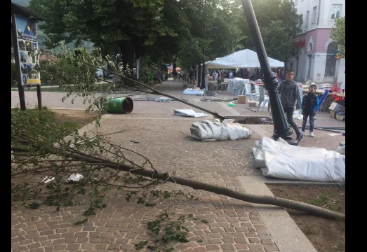 Erërat e forta dëmtojnë pemët dhe shtyllat elektrike në sheshin e Pejës