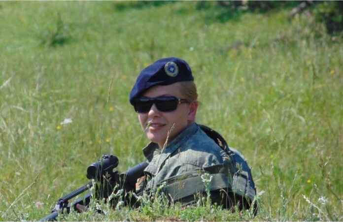 Motra e dëshmorit shpalos eksperiencën 10 vjeçare si ushtare e Kosovës