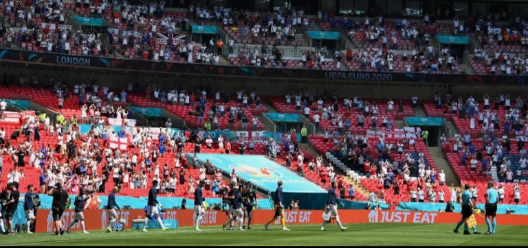 Fansi në gjendje të rëndë: Ra nga ballkoni i stadiumit gjatë ndeshjes Angli – Kroaci