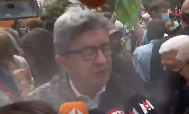 E pëson një tjetër politikan francez, qytetari i hedh miell në fytyrë