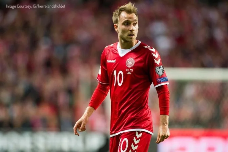 Eriksen nga spitali bisedoi me bashkëlojtarët ku iu kërkoi ta vazhdonin ndeshjen