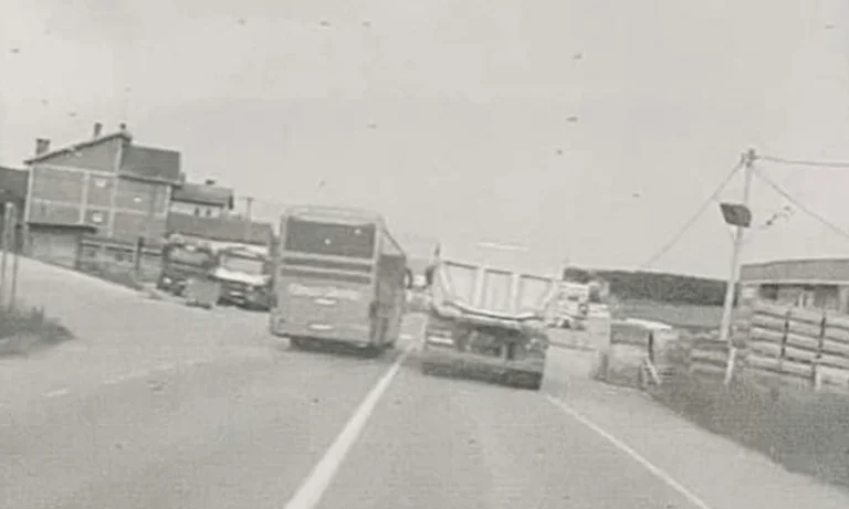 Autobusi tejkaloi në vijë të plotë, policia e gjobit nëpërmjet fotografive që mori nga qytetarët