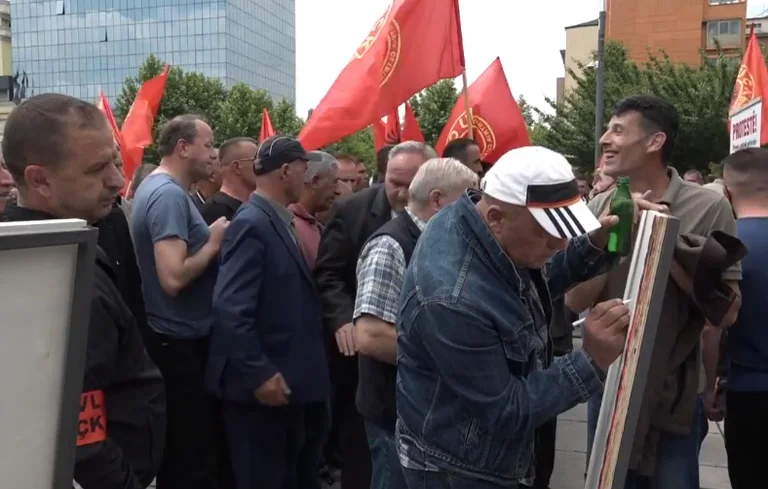 Pas protestës, Kurti bën ndasi ndërmjet veteranëve të luftës – E fton Qeriqin, por jo Klinakun