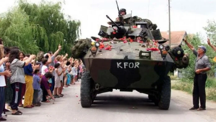 Mënyra se si një i moshuar manifestoi lirinë më 1999 (FOTO)