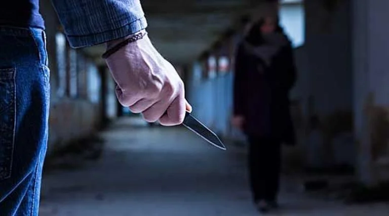 Theren me thikë dy persona në Prishtinë, dërgohen për trajtim në QKUK