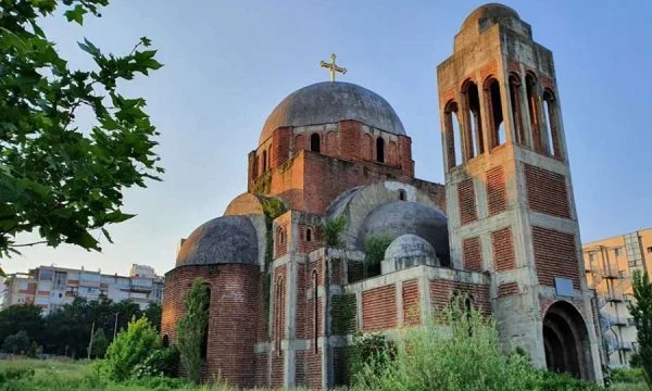 Liturgjia në Kishën që gjendet në oborr të UPS-së, PSD sot me aksion para rektoratit