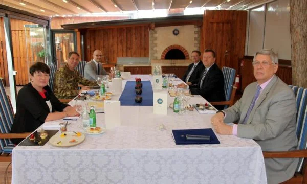 Komandanti i KFOR’it takon krerët e ambasadave të huaja, diskutojnë për sigurinë në Kosovë