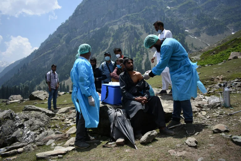 India çon mjekë në bjeshkë për t’i vaksniuar çobanët, 6 orë ecje e kalërim