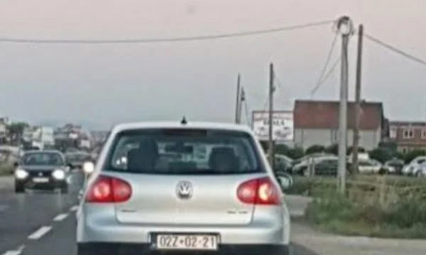 Policia e gjobit me 150 euro veturën zyrtare që bëri tejkalim në vijë të plotë