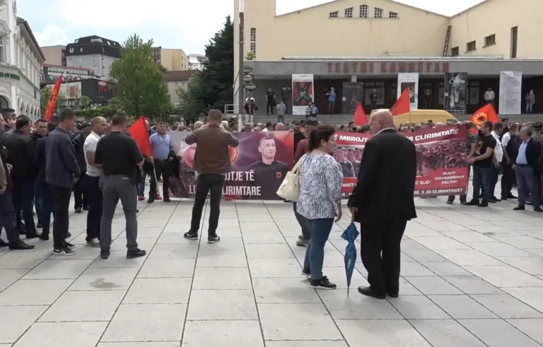 OVL proteston në shesh: Ministrat që fyen UÇK-në nuk ia dinë vlerën lirisë