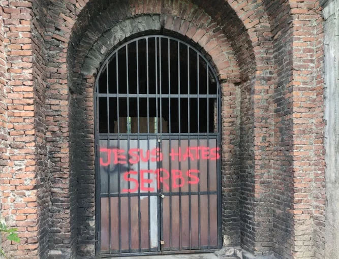 Grafite kundër serbëve në Kishën ku dje u mbajt mesha në Prishtinë: “Jezusi urren serbët”