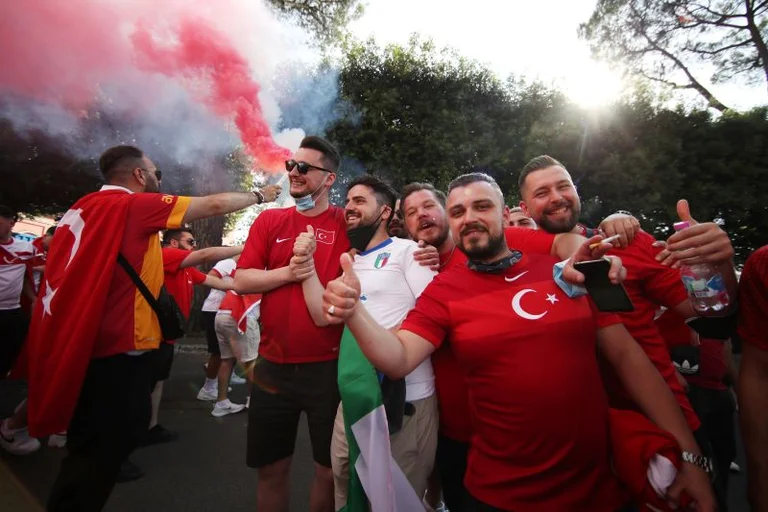 Tifozët e zjarrtë ndezin atmosferën në Romë, para përballjes mes Turqisë dhe Italisë