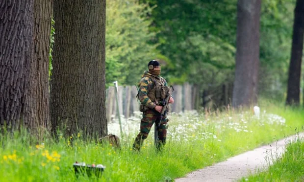Poshtërohet Belgjika: Policia gjen çantën me municion të ushtarit të armatosur me raketa