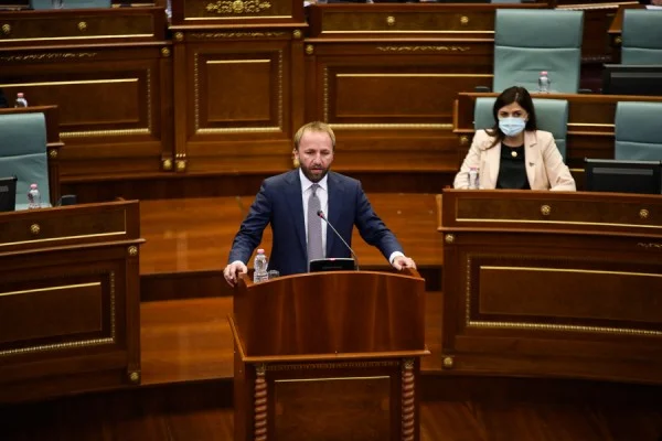 Tahiri-Kurtit: Mos dezerto, nuk është luks me qenë kryeministër