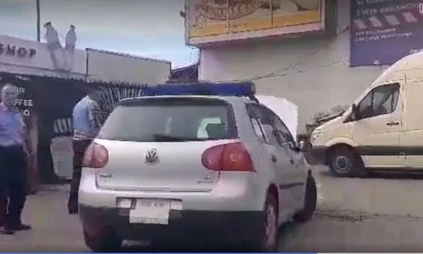Veturës së Policisë i del tymi (Video)
