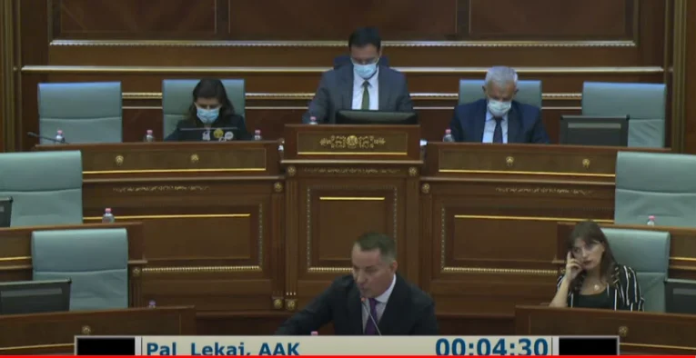 Në pyetjen a kalon Zajednica, Glauk Konjufca shprehet i pasigurtë