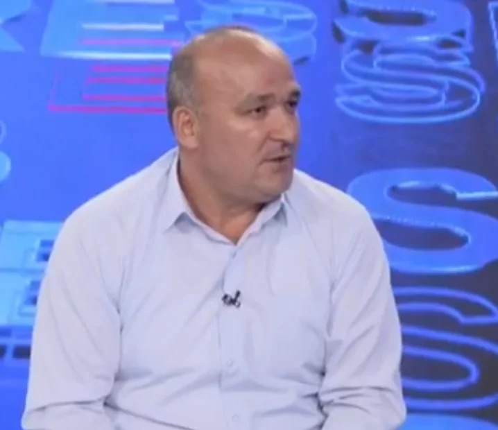“A e kanë shkarku, a?” — Bulliqi ironizon me shkarkimin e Agim Veliut