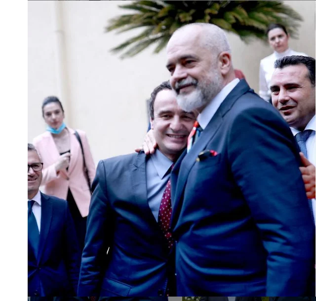 Përqafimi mes Edi Ramës dhe Albin Kurtit