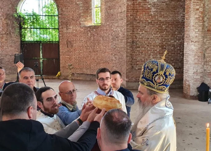 Dalin fotot dhe video: Liturgjia fetare e serbëve në kishën e kontestuar në oborr të UP-së