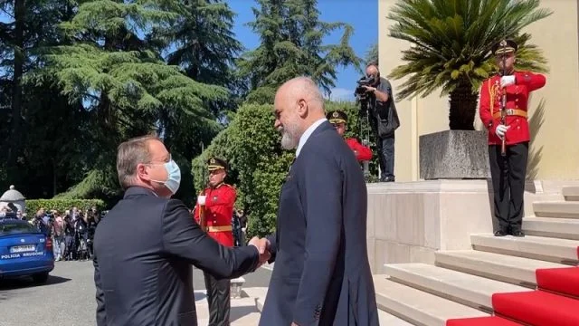 Momenti kur Rama i kërkon komisionerit për Zgjerim të BE’së ta heqë maskën