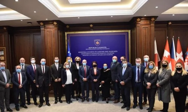 Musliu-Shoshi për Gërvallën: Po ju kërkon zyrtarëve të ministrisë dhe diplomatëve t’i raportojnë dy herë në ditë