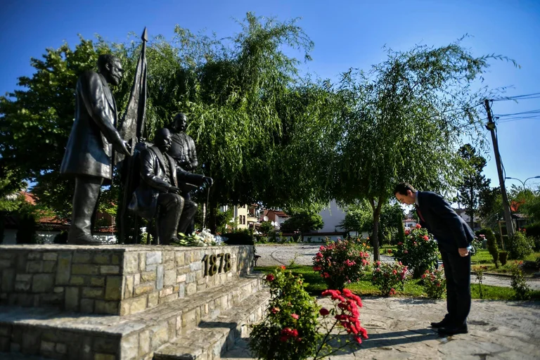Kurti ndalon në Prizren para nisjes në Tiranë: Vijuam rrugën duke patur të qartë cila është busulla jonë historike