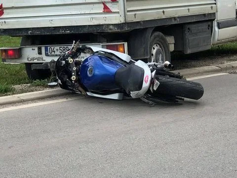 Policia jep detaje për aksidentin në mes të kamionetës dhe motoçikletës në Lipjan