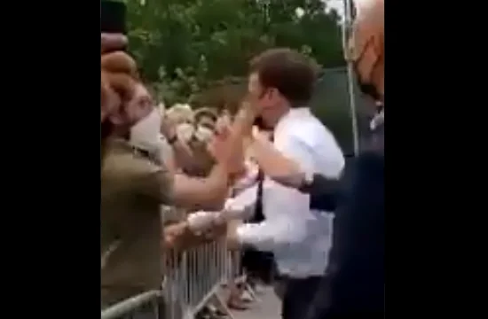 Kush është burri që ia ‘dhezi’ shuplakë Macronin