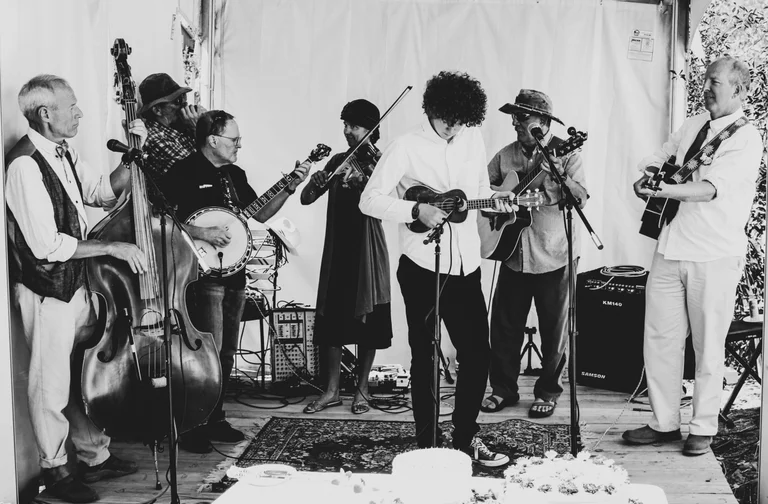 Arsyeja pse duhet të dëgjoni muzikë gjatë kohës që punoni