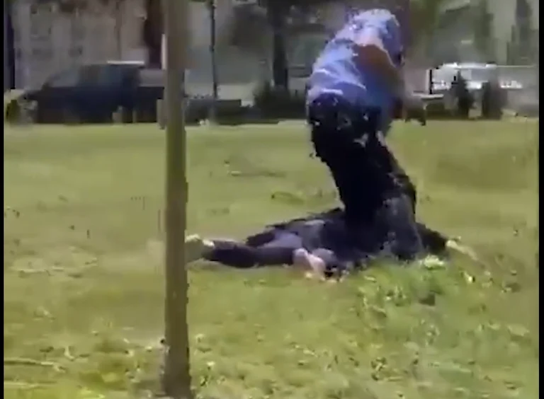 Personi i arrestuar në videon e famshme iku nga QKUK ku po trajtohej, ushtroi dhunë në familje, sumloi policët
