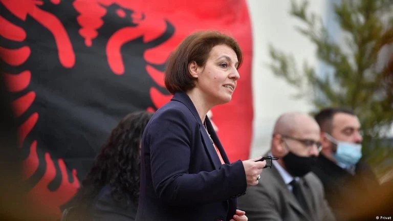 Gërvalla Schwarz nis bllokimin e qytetarëve: Eksperti i Kurtit për dialog ngushëllon djalin e Haxhiut