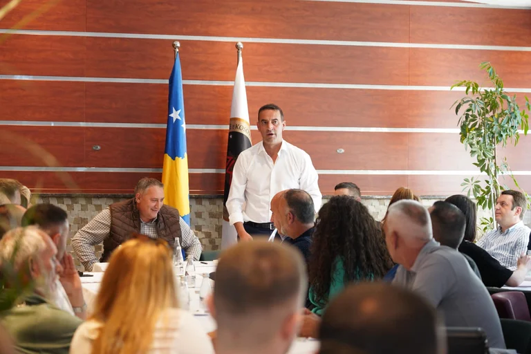 Daut Haradinaj mbledh kandidatët për Asamble dhe strukturat e AAK-së në Prishtinë