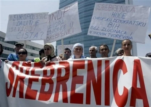 ‘Nënat e Srebrenicës’ reagojnë pasi Mlladiq u dënua me burgim të përjetshëm